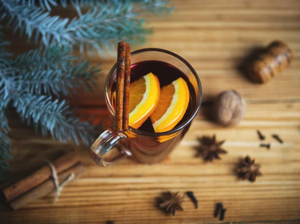 Vinho Quente Sazonal Outono Inverno Uma Mesa Madeira Com Especiarias — Fotografia de Stock