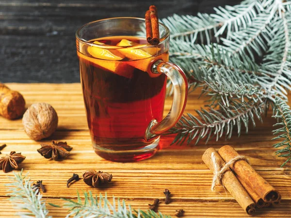 Vinho Quente Sazonal Outono Inverno Uma Mesa Madeira Com Especiarias — Fotografia de Stock