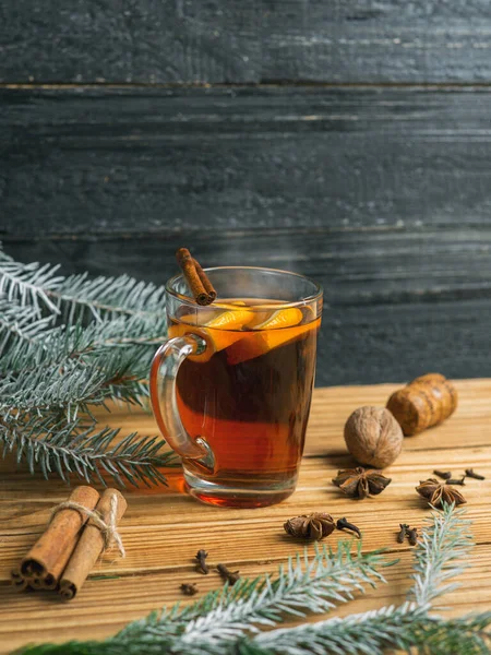 Herbst Und Winterglühwein Auf Einem Holztisch Mit Gewürzen — Stockfoto