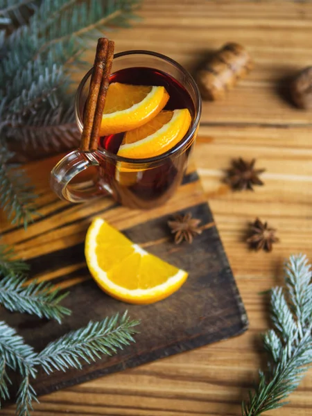 Vinho Quente Sazonal Outono Inverno Uma Mesa Madeira Com Especiarias — Fotografia de Stock