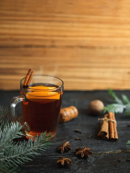 Heißes Wintergetränk Glühwein Auf Dunklem Holztisch Mit Gewürzen Und Christbaumzweigen — Stockfoto