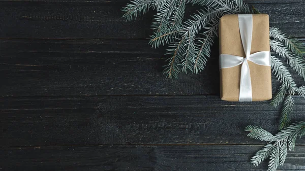 Caja Regalo Papel Kraft Cinta Blanca Sobre Mesa Madera Negra —  Fotos de Stock