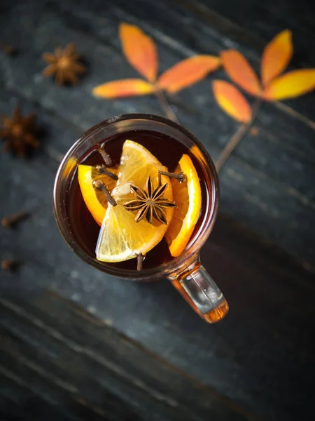 Tasse Vin Chaud Chaud Avec Des Épices Sur Une Table — Photo