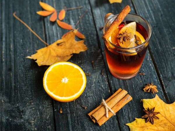 Tasse Vin Chaud Chaud Avec Des Épices Sur Une Table — Photo