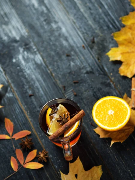 Boisson Automne Vin Chaud Sur Une Table Bois Avec Feuilles — Photo