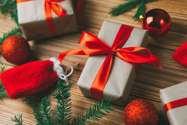 Kerstkaart Vakantie Geschenken Met Sparren Takken Houten Achtergrond — Stockfoto