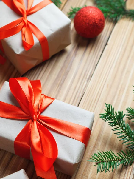 Kerstkaart Vakantie Geschenken Met Sparren Takken Houten Achtergrond — Stockfoto