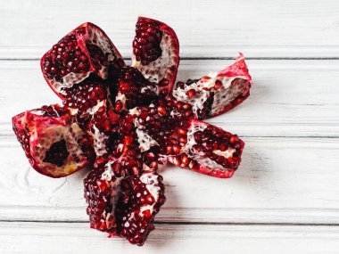 Beyaz ahşap bir masada nar.