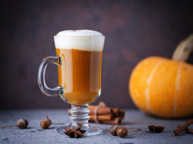 Sonbahar balkabağı kahveli tarçınlı latte. Ev yapımı