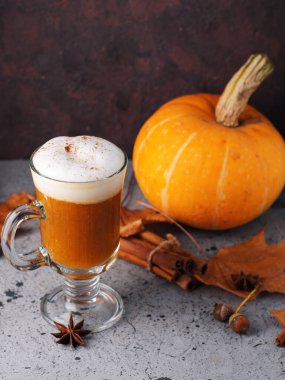 Sonbahar balkabağı kahveli tarçınlı latte. Ev yapımı