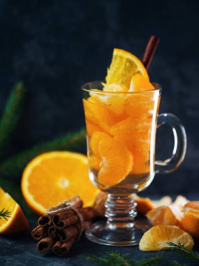Lezzetli ve yaratıcı bir Noel kokteyli ya da mandalinalı sıcak şarap, tarçın ve anason.