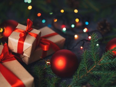 Ağaç dalları ve hediye kutularıyla Noel arkaplanı
