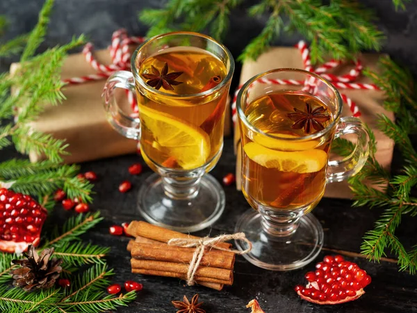 Heißgetränk Glühwein Auf Festlichem Tisch Mit Tannenzweigen Und Geschenkschachteln — Stockfoto