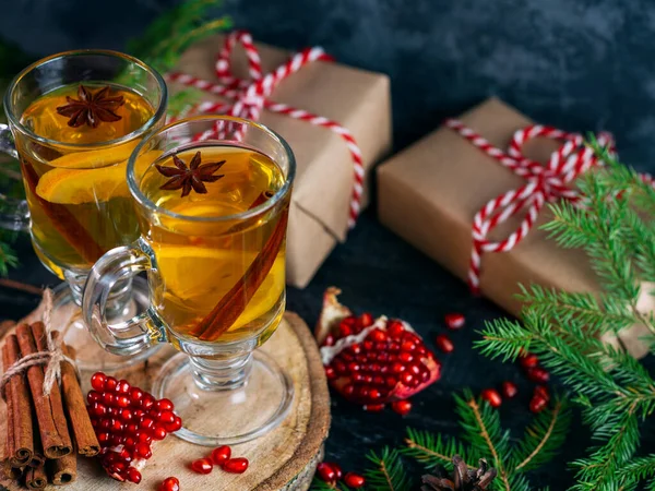 圣诞热饮 用冷杉树枝和礼品盒包裹在节日桌上 — 图库照片