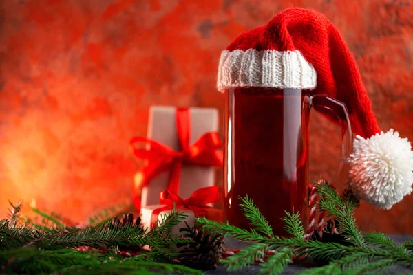 Kırmızı şapkalı Noel birası. Fotokopi yeri de var.