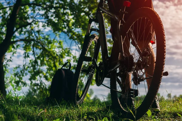 모험과 자전거 배낭을 공원과 지나는 — 스톡 사진
