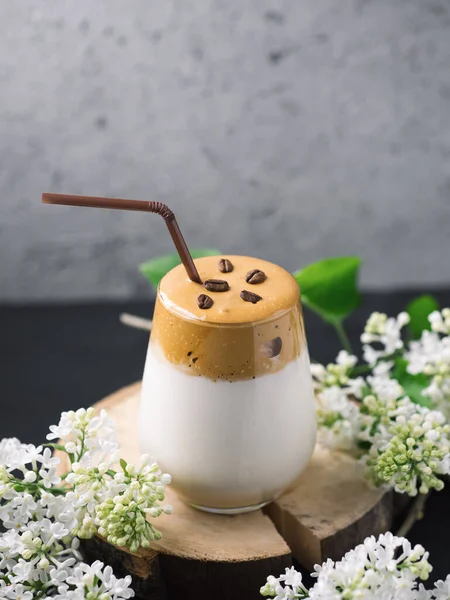 Dalgona Kahvesi Sütlü Şekerli Kremalı Hazır Kahve Moda Içeceği — Stok fotoğraf