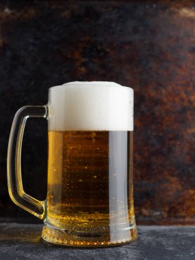 Paslı arka planda cam bardak light bira.