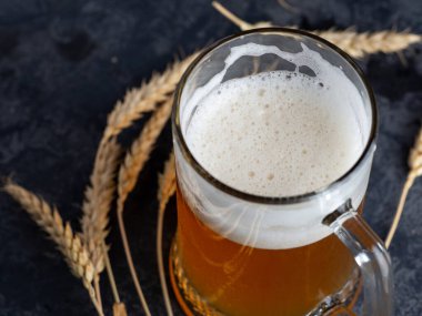 Bir bardak buğday birasının yakın çekimi.