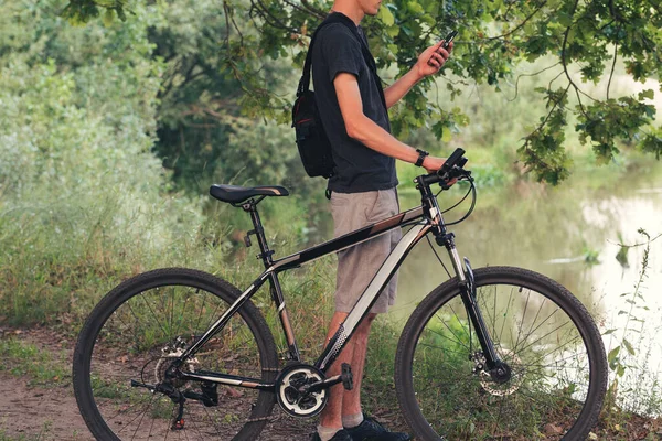 Parktaki genç bisikletçi.