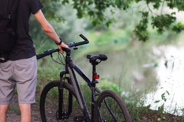 Parktaki genç bisikletçi.