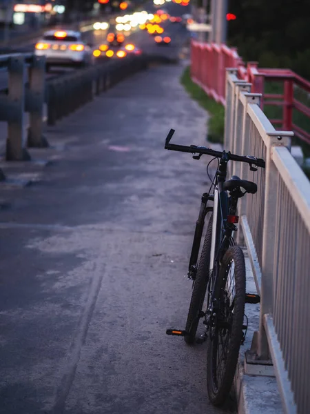 Akşamları dağ bisikleti köprüde durur. Yaz akşamı seyahatleri
