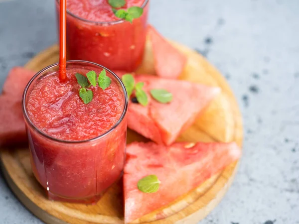 İki bardak sağlıklı taze karpuz püresi. Yaz tatlısı