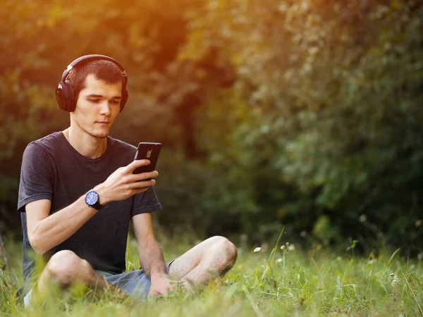 Jonge Blanke Man Met Koptelefoon Die Naar Muziek Luistert Het — Stockfoto