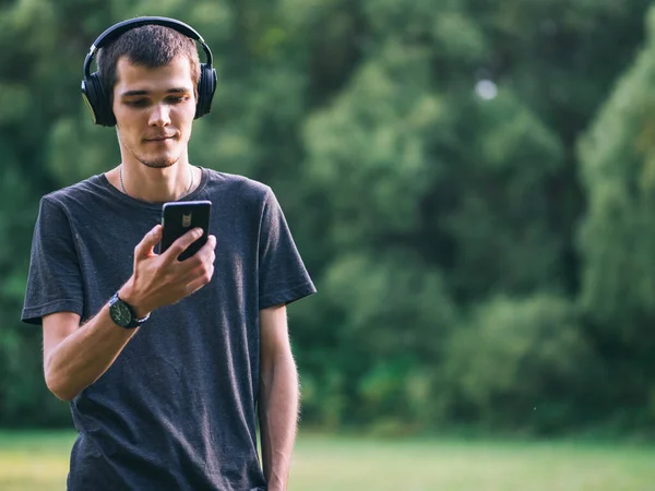 Jonge Blanke Man Met Koptelefoon Die Naar Muziek Luistert Het — Stockfoto