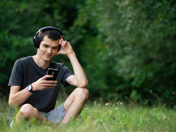 Jonge Blanke Man Met Koptelefoon Die Naar Muziek Luistert Het — Stockfoto