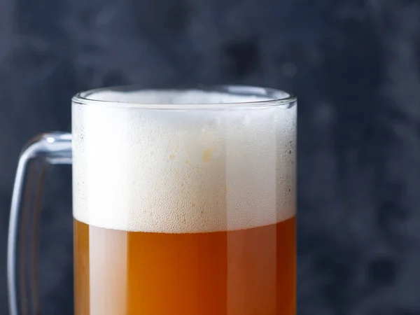 Pivní Hrnek Nefiltrovaného Pšeničného Piva Zblízka Velkým Pěnovým Víčkem — Stock fotografie