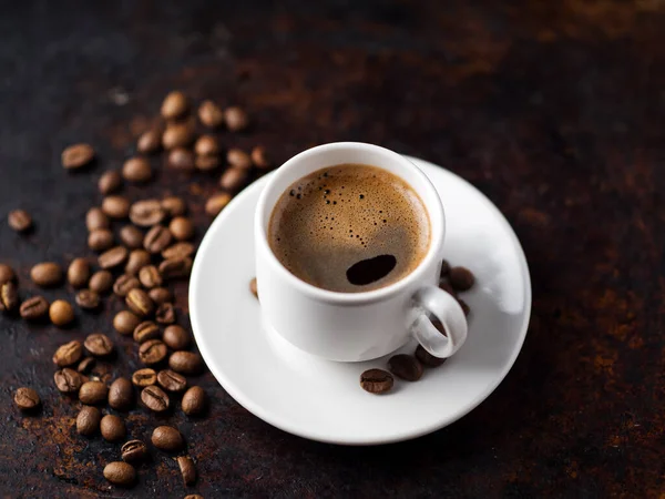 Café Expreso Blanco Taza Frijoles Asados Sobre Fondo Marrón Oxidado — Foto de Stock