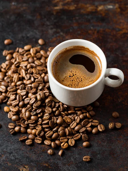 Witte Espresso Koffie Cup Geroosterde Bonen Oude Roestige Bruine Achtergrond — Stockfoto