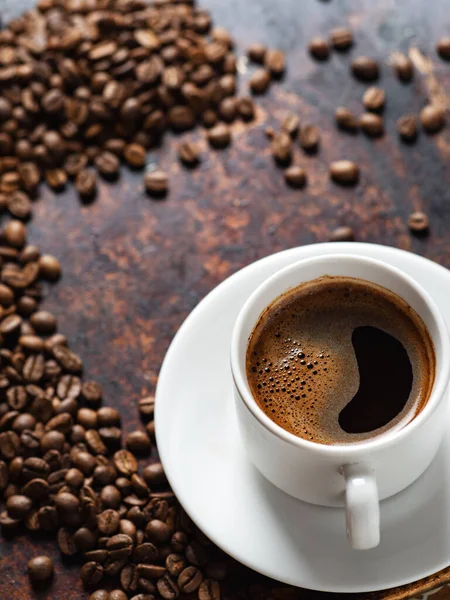 Een Kopje Espresso Een Roestige Achtergrond Met Verspreide Gebrande Koffiebonen — Stockfoto