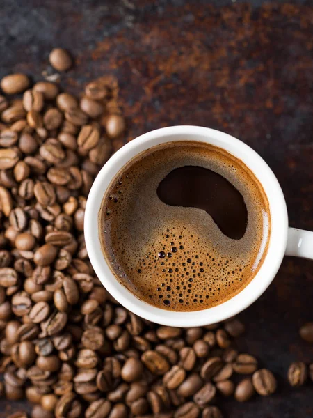 Una Taza Espresso Sobre Fondo Oxidado Con Granos Café Tostados —  Fotos de Stock