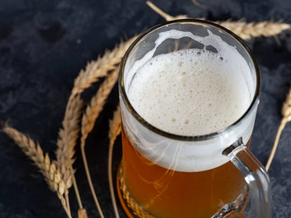 Bir bardak buğday birasının yakın çekimi.