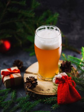 Noel masasındaki bira tipi bira. Hediyeler ve köknar ağacı dallarıyla.