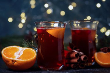 İki bardak geleneksel Noel ve kış sıcak içeceği tarçın, anason, böğürtlen ve portakallı kırmızı şarap.