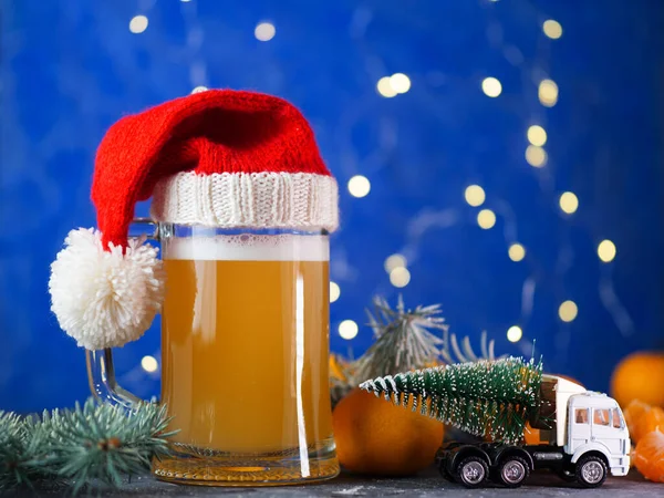 Taza Cerveza Navidad Sobre Fondo Festivo Azul Con Guirnalda Bokeh — Foto de Stock