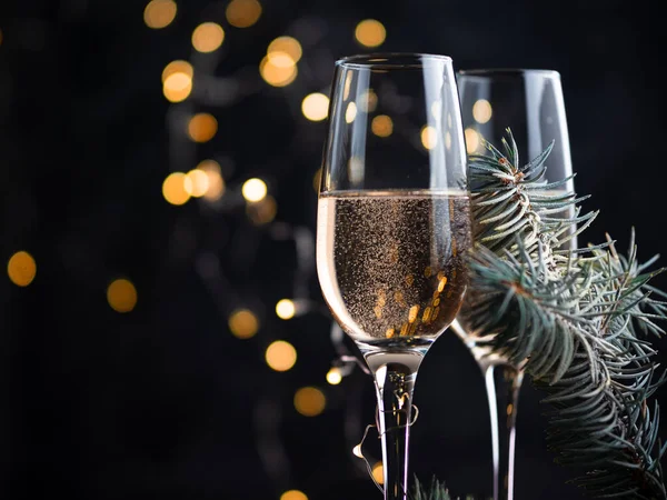 Yeni yılı ve Noel 'i kutlamak için. Koyu arkaplanda şampanya bardakları