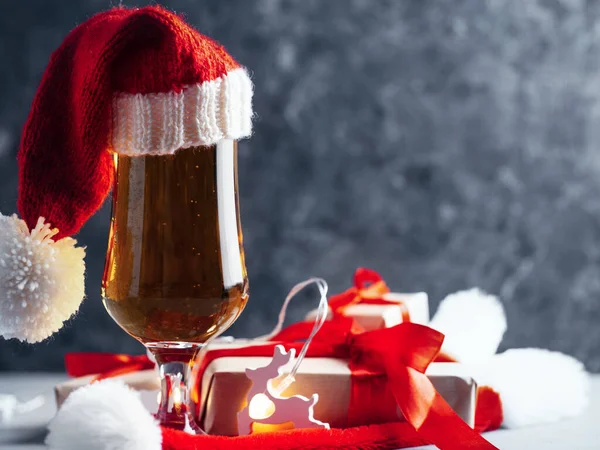 Cerveza Navideña Festiva Sombrero Santa Claus Sobre Fondo Oscuro Copiar — Foto de Stock
