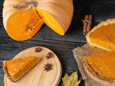 Şükran Günü için geleneksel balkabağı turtası.