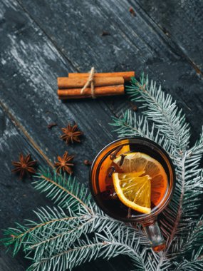 Koyu ahşap bir masada sıcak sıcak şarap.