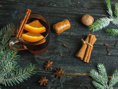 Cam bardakta sıcak şarap. Sıcak içecekle kış kompozisyonu