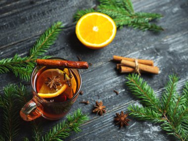 Cam bardakta sıcak şarap. Sıcak içecekle kış kompozisyonu