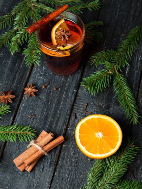 Cam bardakta sıcak şarap. Sıcak içecekle kış kompozisyonu