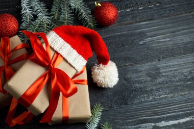 Kağıt üzerinde fotokopi alanı ile paketlenmiş şık Noel hediyesi kutuları