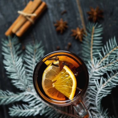 Ahşap masa manzaralı sıcak şarap.