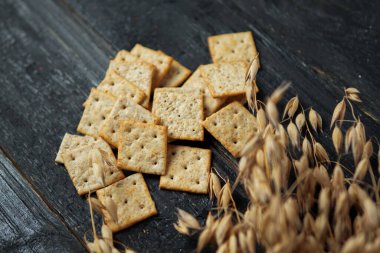Tahta masada tahıllı krakerler