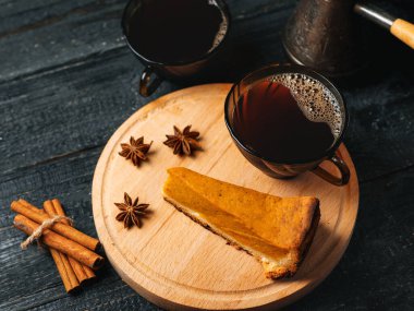 Bir fincan sade kahve ve bir parça geleneksel kabak turtası.